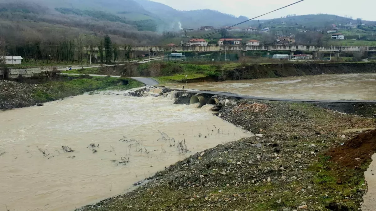 Düzce'de Şiddetli Yağış Küçük Melen Çayı'nı Taşırarak Köy Yollarını Kapattı