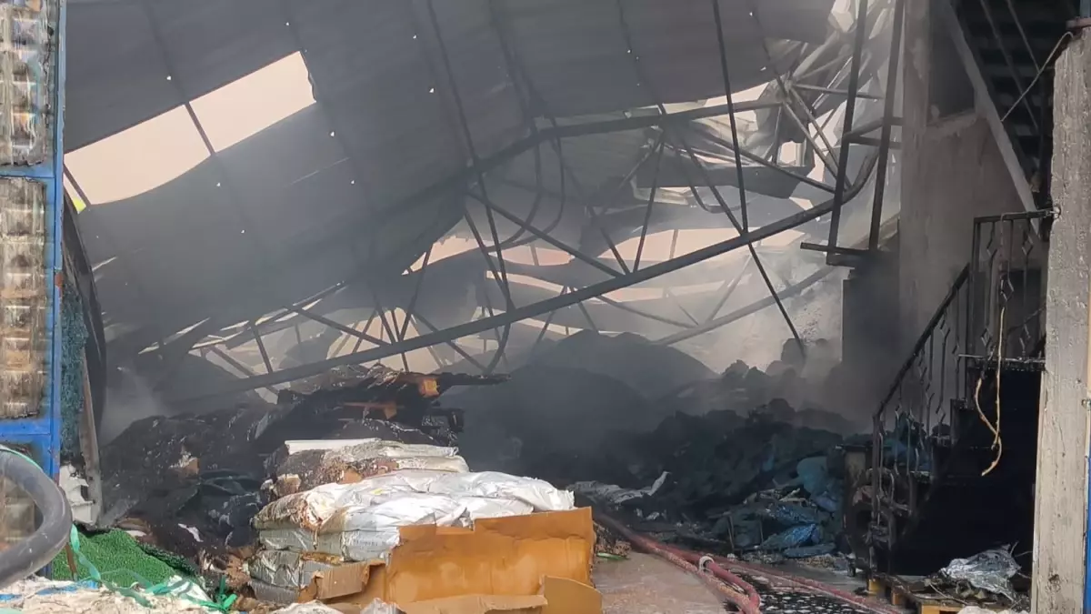 Mersin'deki Geri Dönüşüm Tesisi Yangını Kontrol Altına Alındı