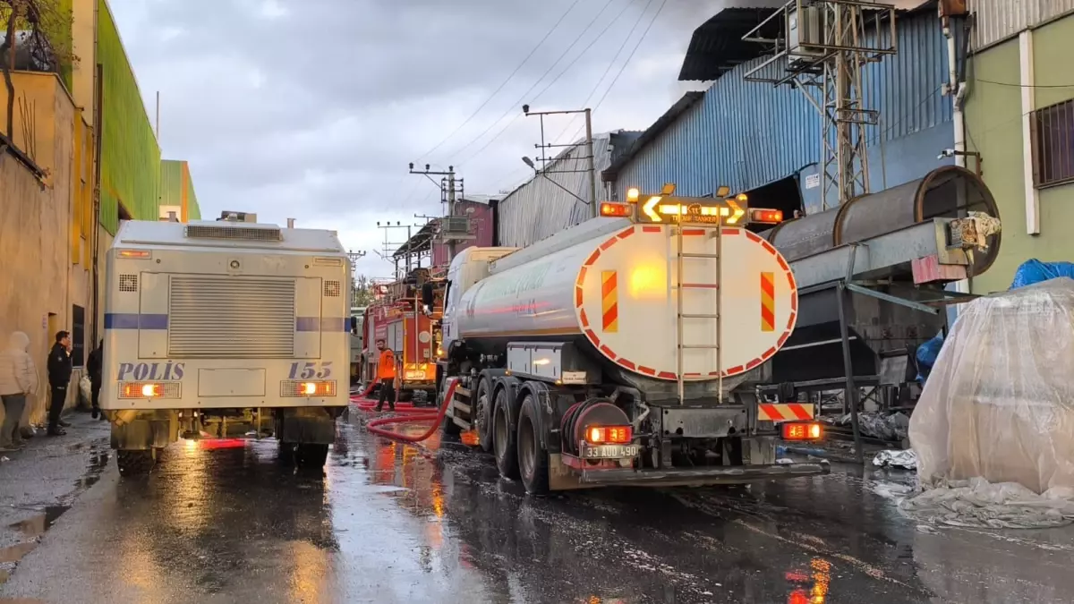Mersin'de Geri Dönüşüm Tesisinde Çıkan Yangın Geniş Çaplı Müdahale Gerektirdi