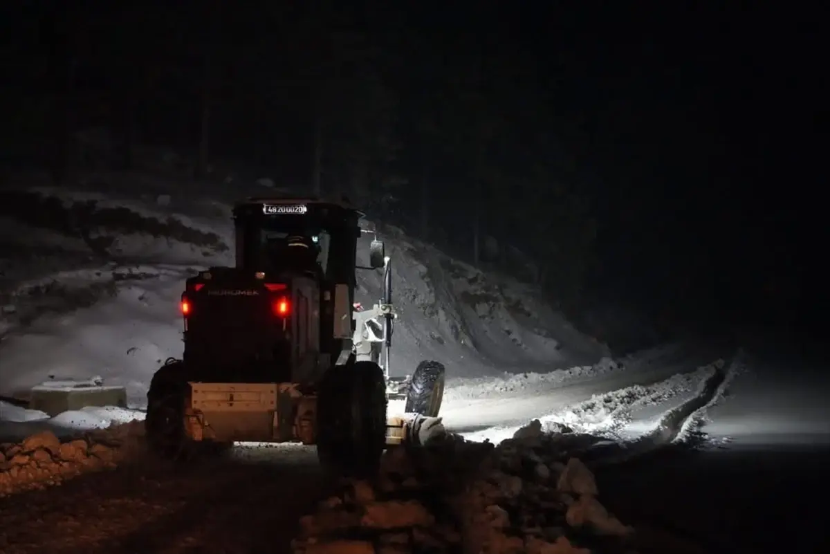 Muğla’da Kar ve Buzlanma Trafiği Duraklattı: Kavaklıdere’de Yol Kapanları