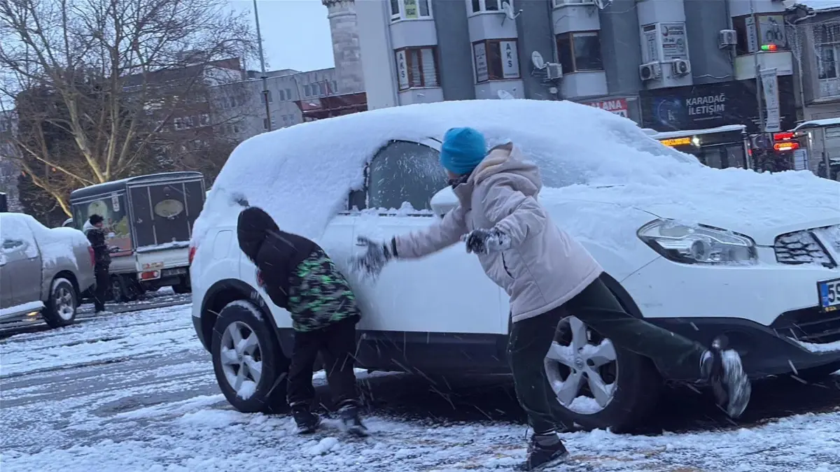 Tekirdağ’da Şiddetli Kar Yağışı Okulları Kapattı, Sıcaklık -2°C’ye Düştü