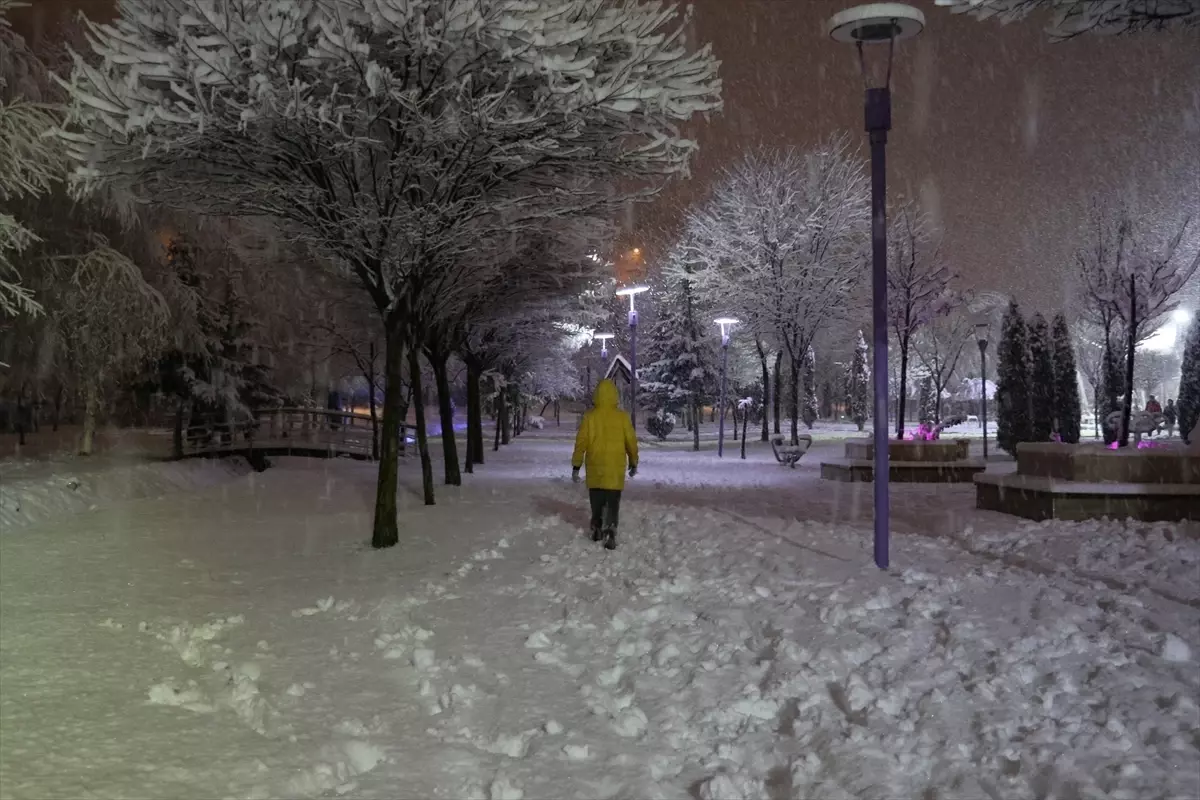 Yozgat'ta Kar Yağışı Şehirde Renkli Anlara Yol Açtı