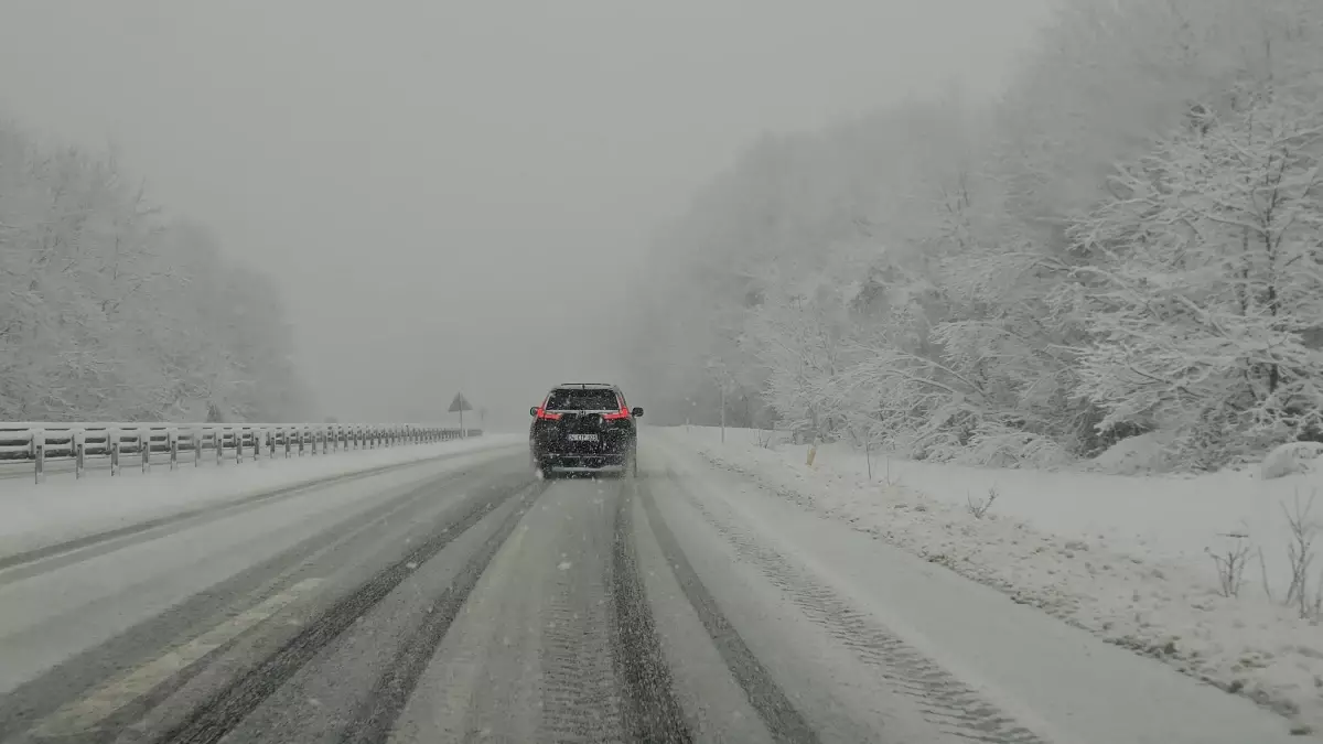Zonguldak'ta Şiddetli Kar Yağışı Yol Açıklarını Kapatıyor