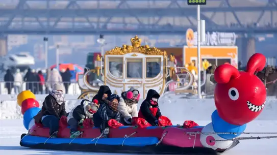 Songhua Nehri üzerinde buz pateni yapan insanlar