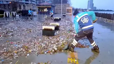 Lodos sonrası sahilde birikmiş atıklar