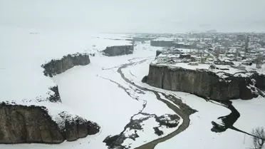 Murat Kanyonu'nda buzlu şelale