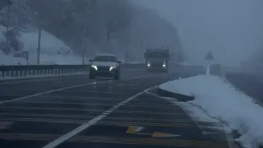Bolu Dağı'nda Yoğun Sis Görüş Mesafesini 30 Metreye Düşürdü