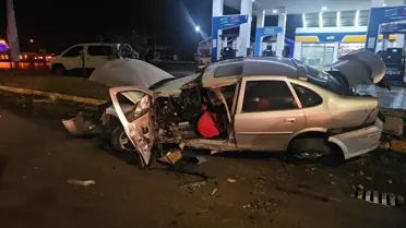 Erzincan’da Akaryakıt İstasyonunda Fiyat Panosuna Çarpan Araç Sürücüsü Hastaneye Kaldırıldı