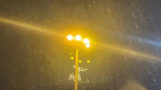 İstanbul sokaklarında kar birikintileri