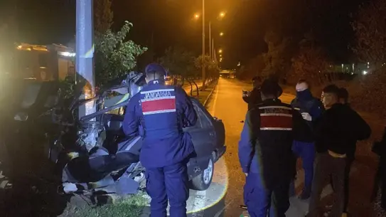 Adana Ceyhan’da Kaygan Yol Nedeniyle Araç İkiye Bölündü, Şanslı Sürücü Hayatta Kaldı