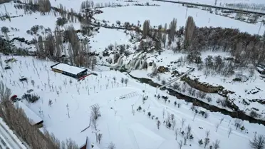 Dronla çekilmiş Muradiye Şelalesi'nin karla kaplı yakın görüntüsü