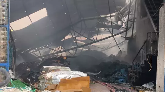 Yangın sonrası söndürülen tesisin görünümü