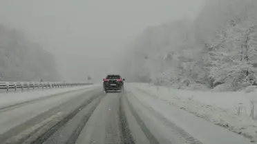 Zonguldak'ta karla kaplı yol