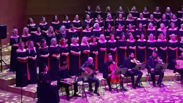 Türkan Şoray sahnede Yeşilçam şarkılarını seslendiriyor