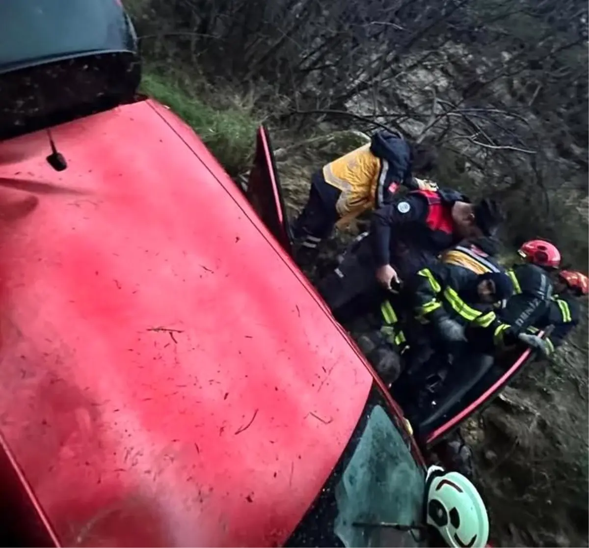 Denizli'de 30 Metrelik Uçuruma Yuvarlanan Araçta 5 Yolcu Kurtarıldı