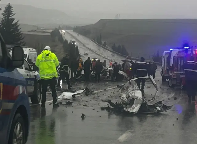 Çarpışma sonrası araçların enkaz görüntüsü