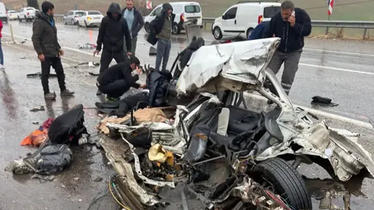 Adıyaman’da Üç Kişi Hayatını Kaybettiği Trafik Kazası: Otomobil ve Otobüs Çarpıştı