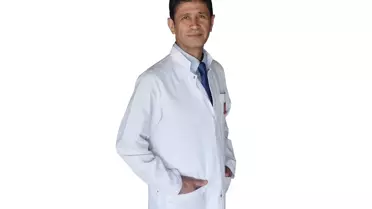 Soğuk havada yürüyen bir kişi