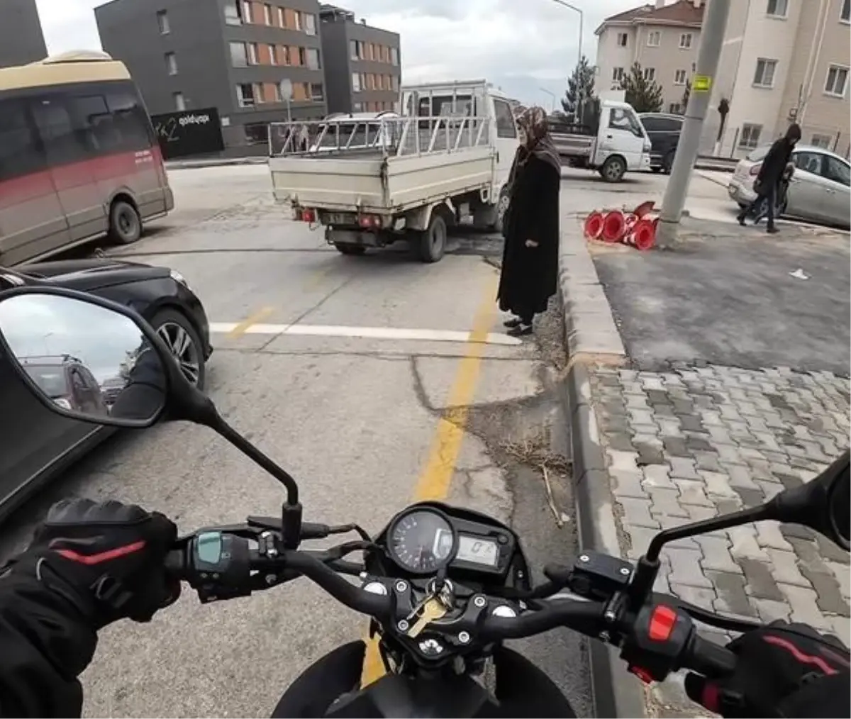 Motosikletli Genç, Yoğun Trafikte Yaşlı Kadına Destek Oldu