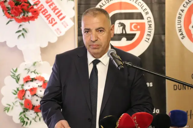 Etkinlikte konuşma yapan gazeteciler