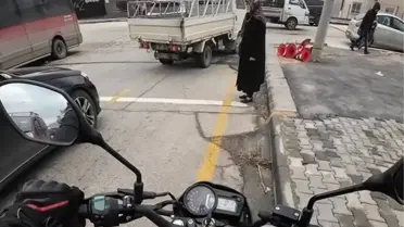 Motosikletli Genç, Yoğun Trafikte Yaşlı Kadına Destek Oldu