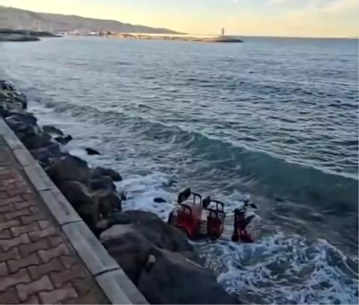 Mudanya’da Elektrikli Motosiklet Kontrolü Kaybederek Denize Düşmüş, 2 Yaralı