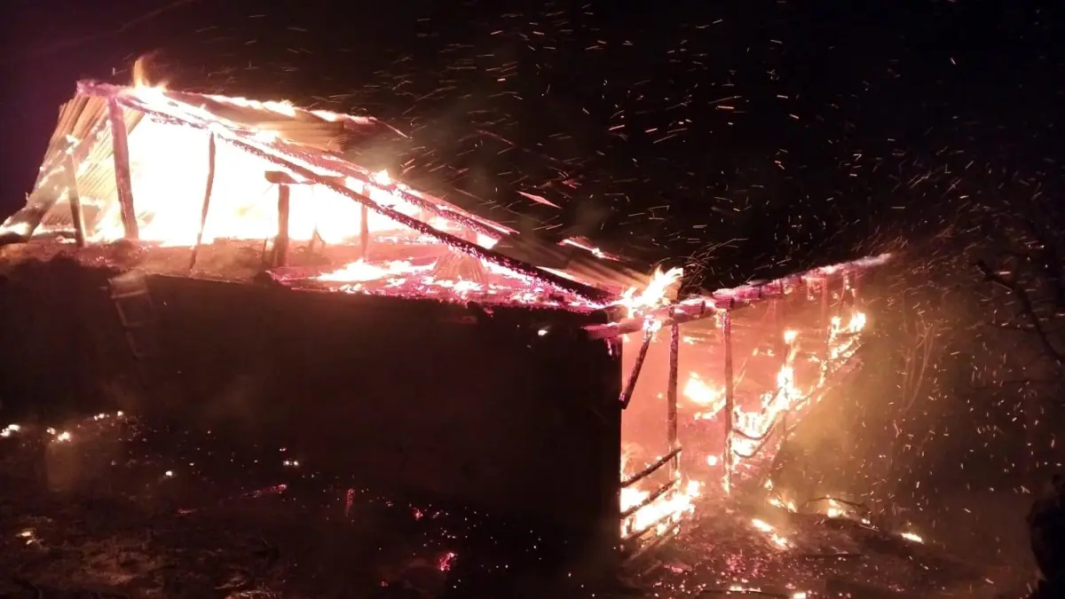 Adana’nın Feke İlçesinde Ev ve Ahır Kül Oldu: Yangın Şok Yarattı
