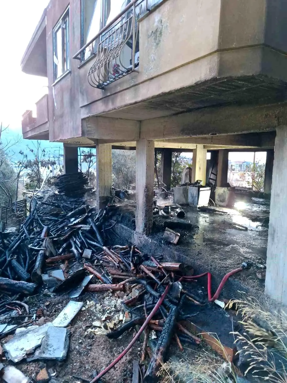 Alanya’da Odunlu Bölümde Çıkan Yangın İtfaiye Tarafından Kontrol Altına Alındı