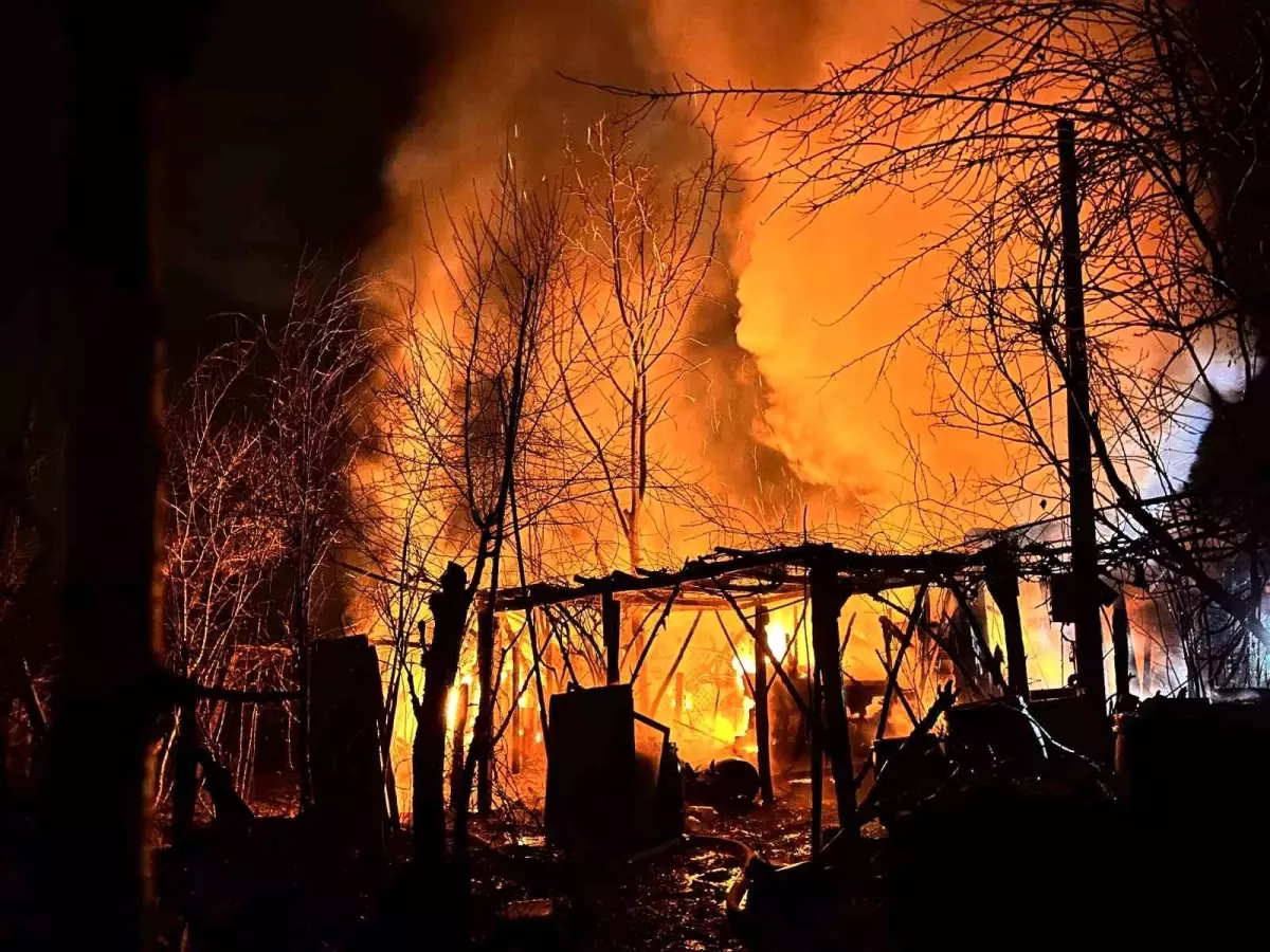 Düzce'de Ardiye Yangını Kontrol Altına Alındı, Ev Sıçramadı