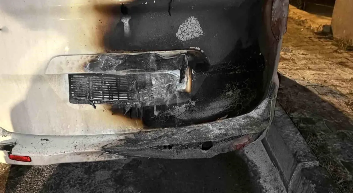 Arnavutköy'de Park Halindeki Otomobilde Şiddetli Yangın