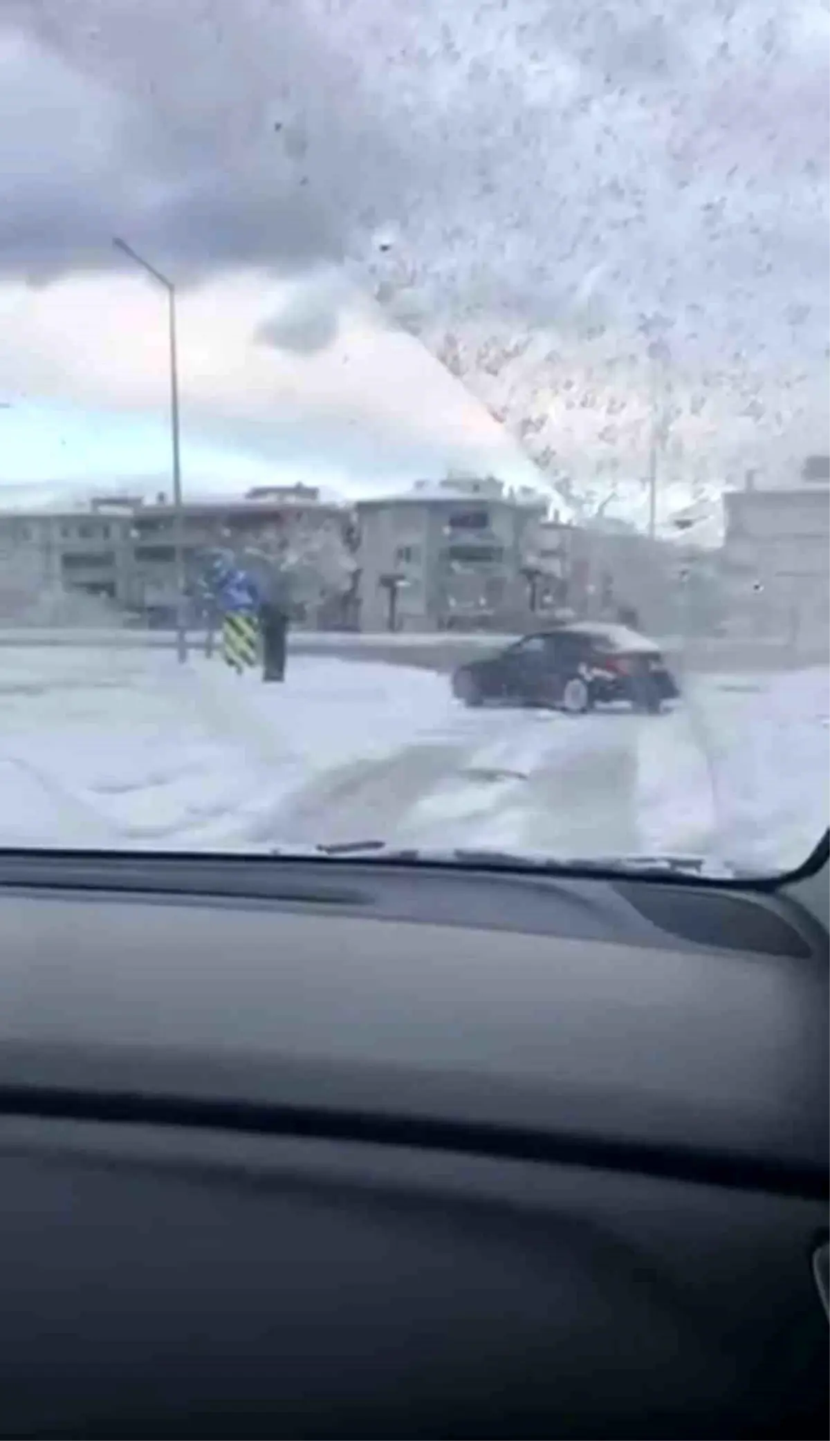 Bursa’da Kar Yağışı Sokağı Tehlikeye Dönüştürdü: Kavşakta Driftiyle Trafik Kabusu