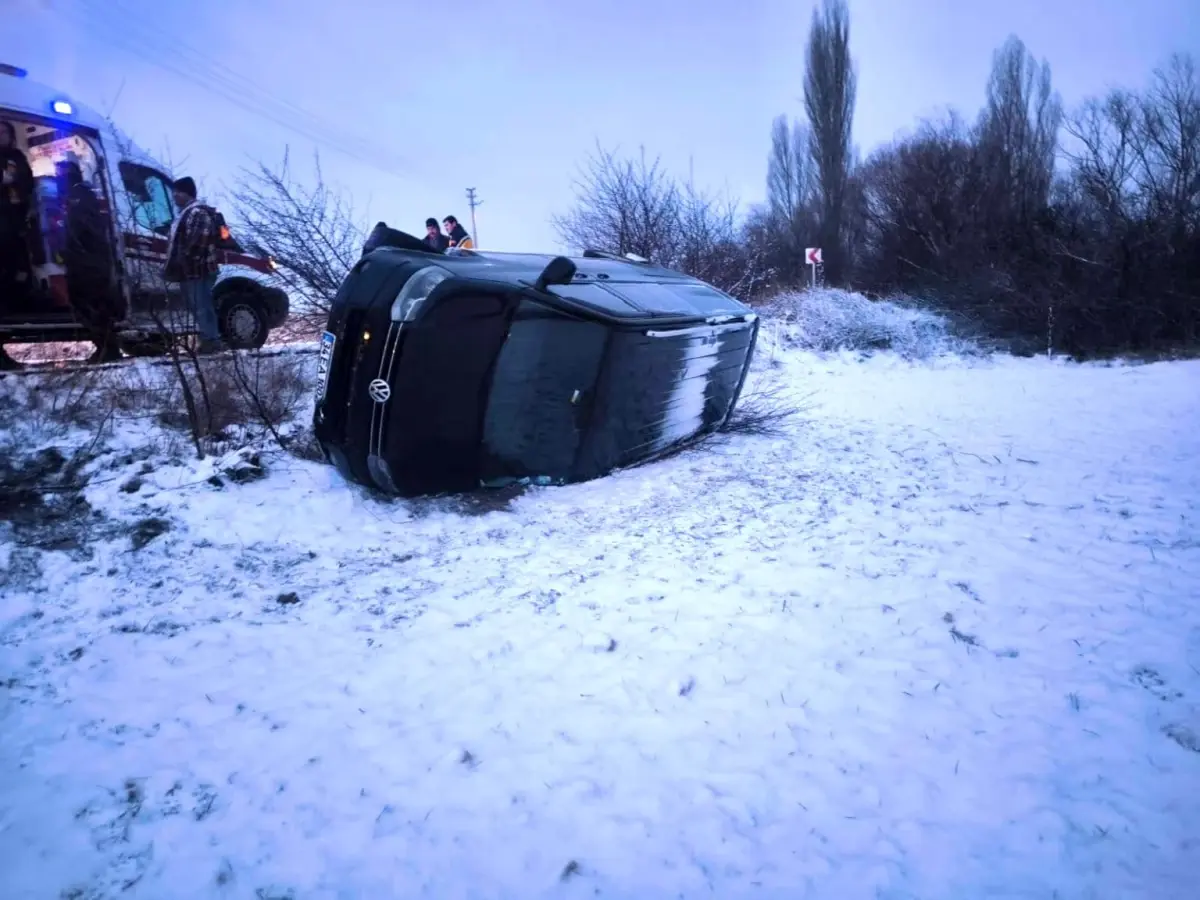 Afyonkarahisar’da Buzlu Yolda Minibüs Şarampole Devrildi, 5 Kişi Yaralandı