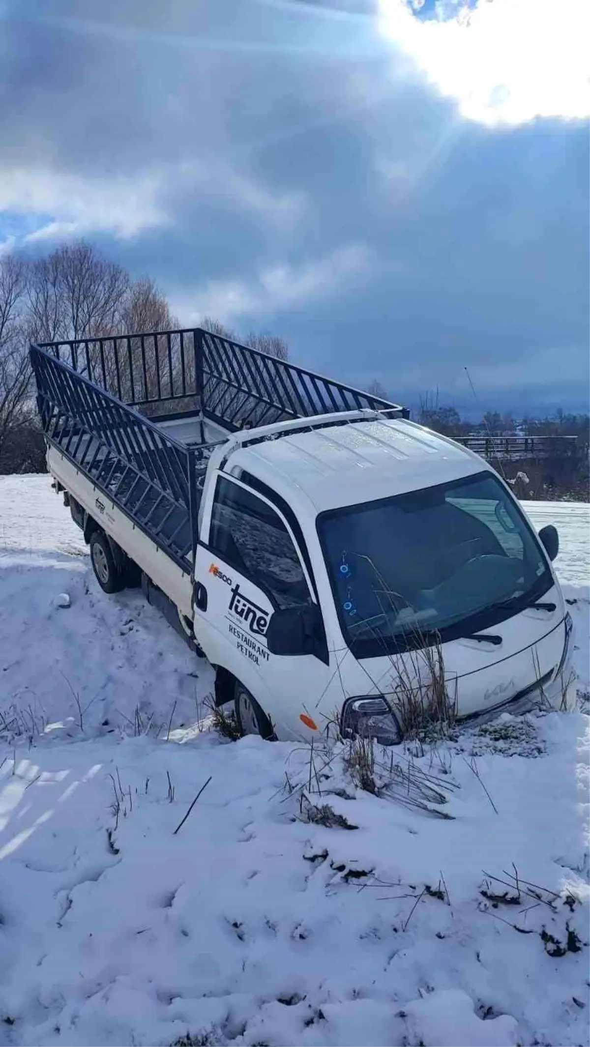 Bilecik'te Buzlu Yolda Kontrol Kaybı: Kamyonet Tarlaya Uçtu, 1 Yaralı