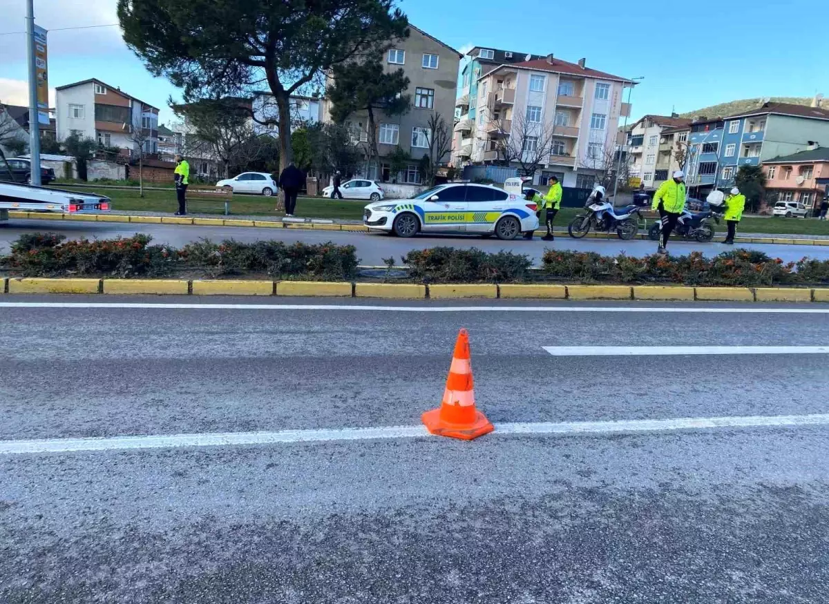 Kocaeli'de Motosikletli Sürücü Polisle Çarpıştı: Yaralanma ve Hızlı Yakalanma