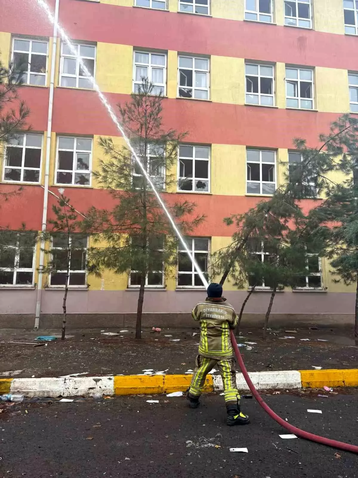 Diyarbakır’da Boş Okulda Çıkan Yangın Kontrol Altına Alındı