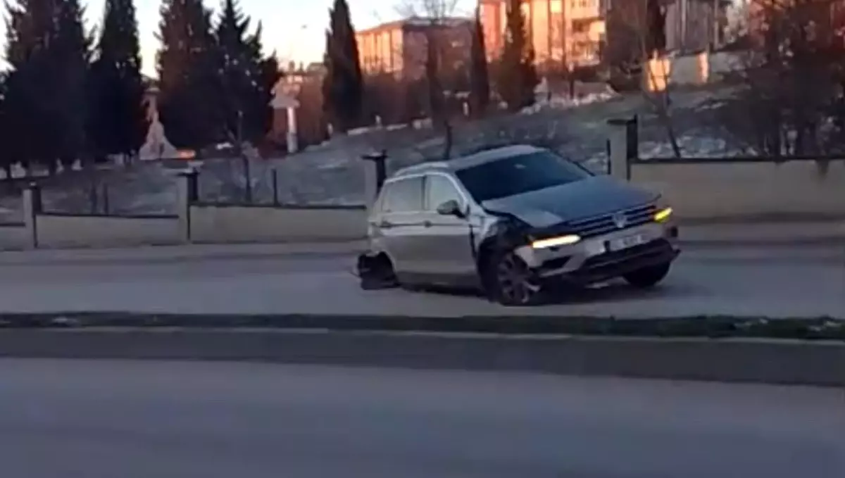 Edirne'de Buzlu Yollarda Zincirleme Trafik Kazası: 4 Araç Çarpıştı, Can Kaybı Yok