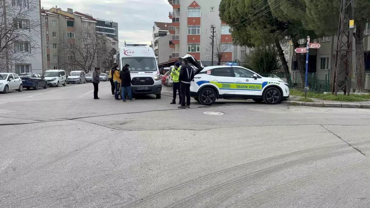 Edirne'de Trafik Kazası: Otomobil ve Motosiklet Çarpıştı, 1 Yaralı