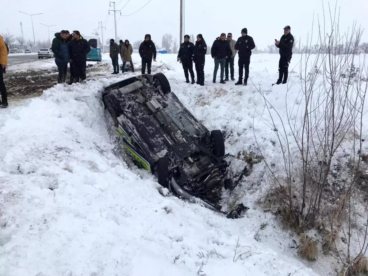 Erzincan‑Sivas Karayolunda Polis Araçları Çarpıştı: 2 Memur Yaralı