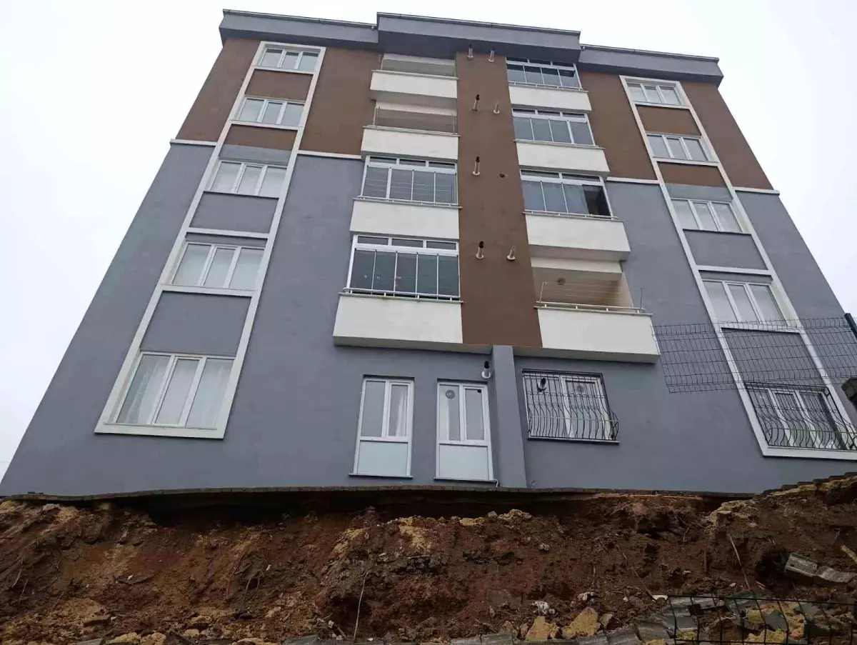 Kahramanmaraş'ta Şiddetli Yağış Sonrası İstinat Duvarı Çöktü, Ev Sahipleri Panik Yaşadı