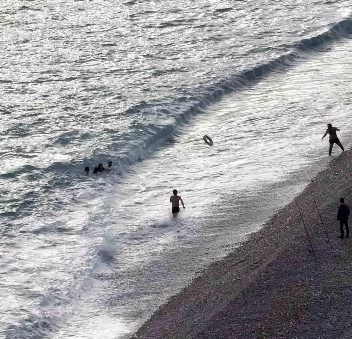 Kurtarılan genç kızlar ve kurtaran vatandaşlar