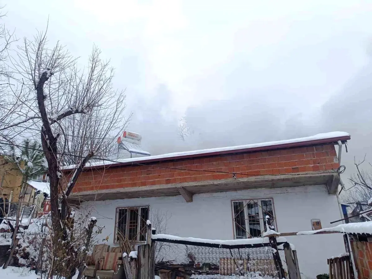 İnegöl'de Çatı Yangını Kontrol Altına Alındı: İtfaiye Ekipleri Hızlı Müdahale Etti