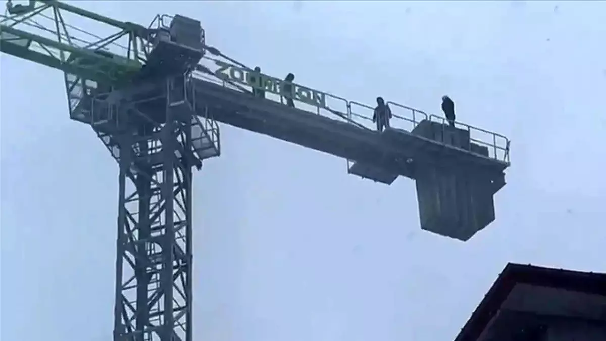 Samsun’da İnşaat İşçileri Ücret Sorununu Protesto Ederken Kule Vinci Üzerinde Hayatını Kurtardı