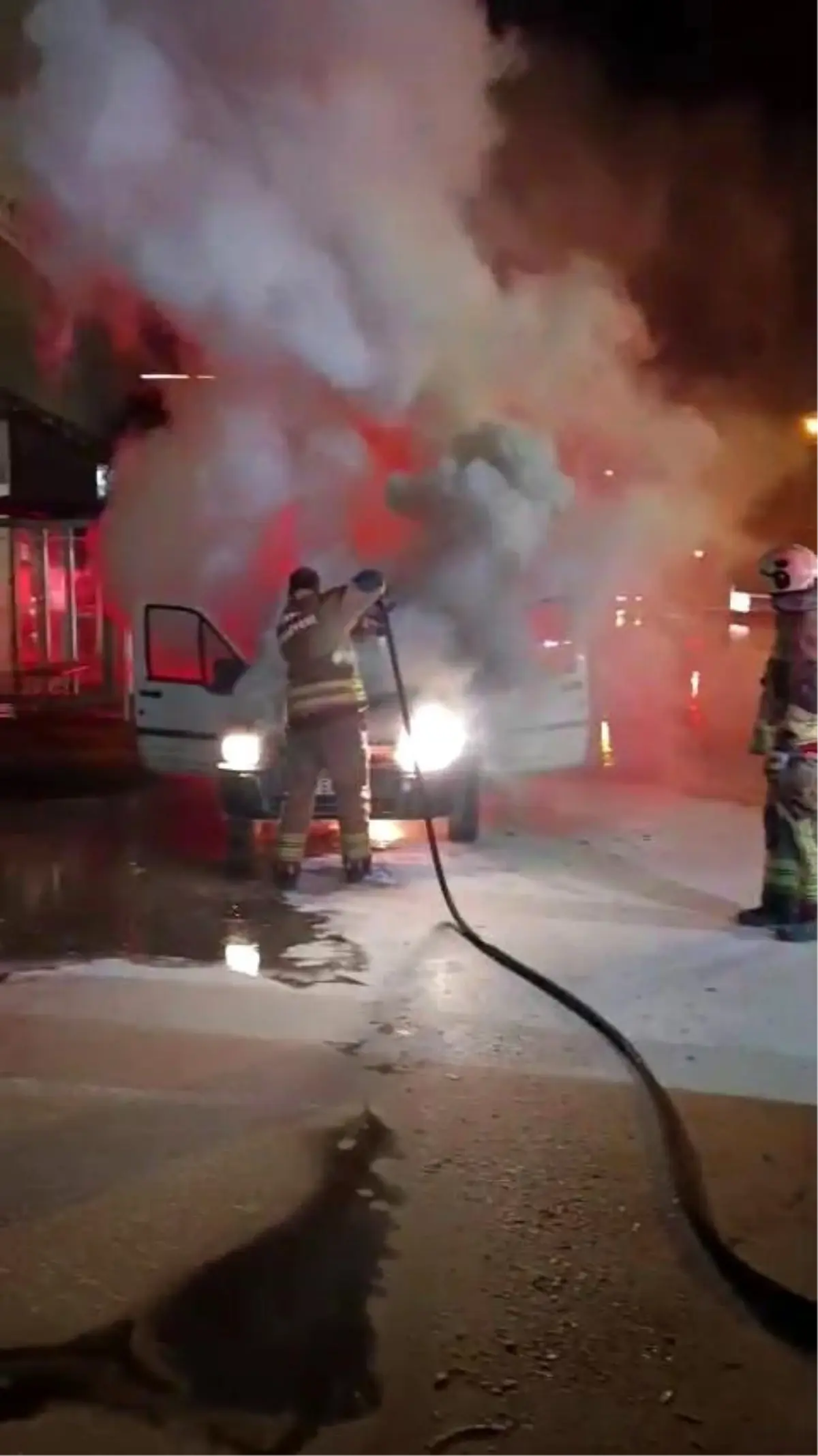 İskenderun'da Seyir Halindeki Hafif Ticari Araç Yangını İtfaiye Tarafından Kontrol Altına Alındı