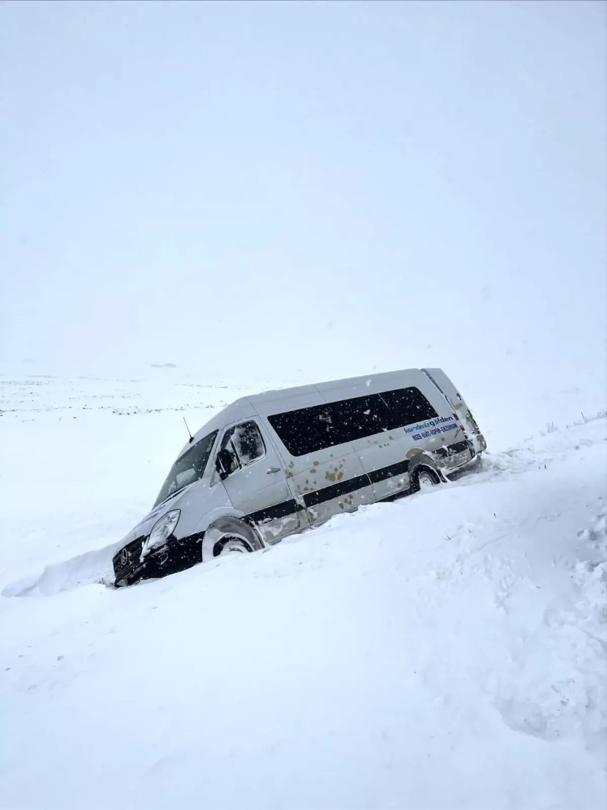Ardahan’da Karla Mahsur Kalan Minibüs, Jandarma Ekiplerinin Hızlı Müdahalesiyle Kurtarıldı