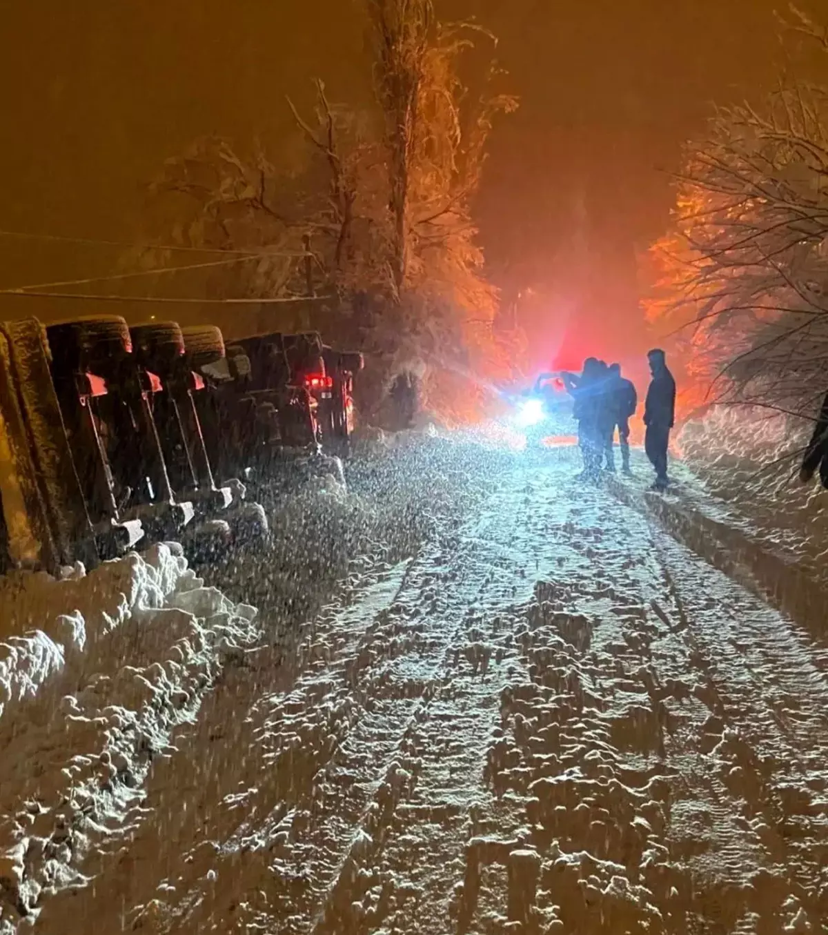 Çelikhan’da Şiddetli Kar, CNG Tankerini Şarampole Döktü