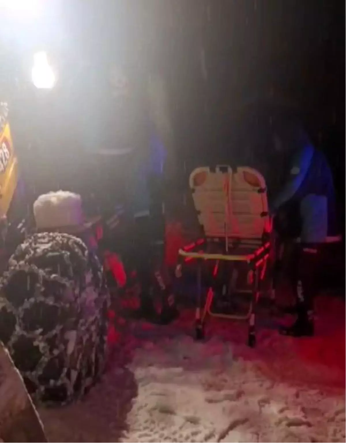 Kahramanmaraş’ta Karla Kapalı Yol Açıldı, Zehirlenen Vatandaş Hastaneye Kavuşturuldu