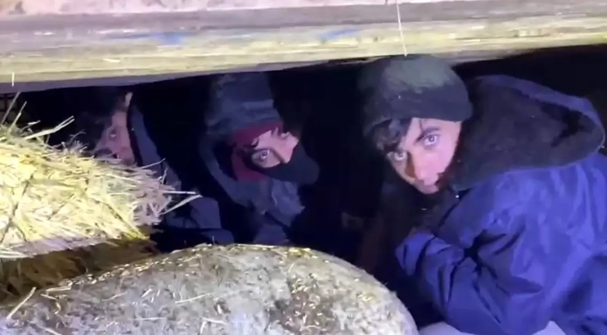 Kars'ta kamyonet içinde yakalanan göçmenler