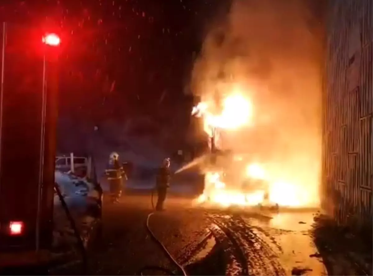 Kastamonu’da Gece Saatlerinde Kereste Yüklü Kamyon Yangını