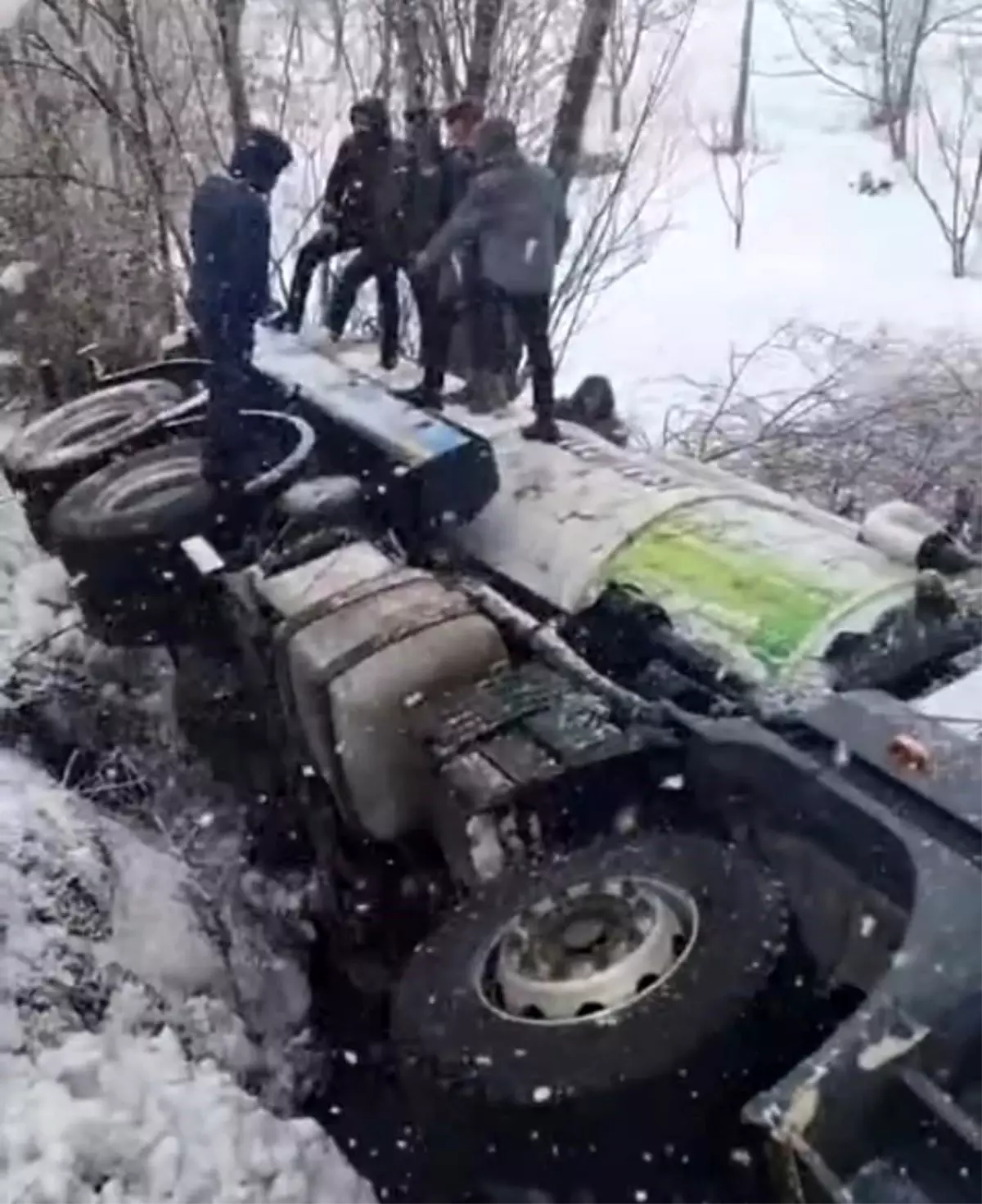 Bitlis’te Vidanjör Şarampole Yuvarlandı: Sürücü Hafif Sarsıldı