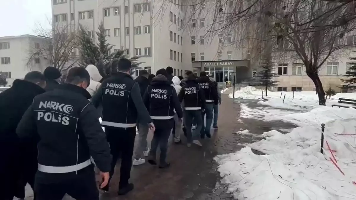 Sivas’ta Büyük Uyuşturucu ve Silah Operasyonu: 9 Şüpheli Tutuklandı